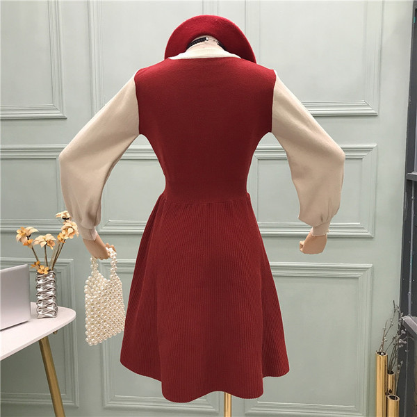 Γυναικείο πλεκτό φόρεμα με λαιμόκοψη και κουμπιά σε κόκκινο, μπλε και μαύρο χρώμα