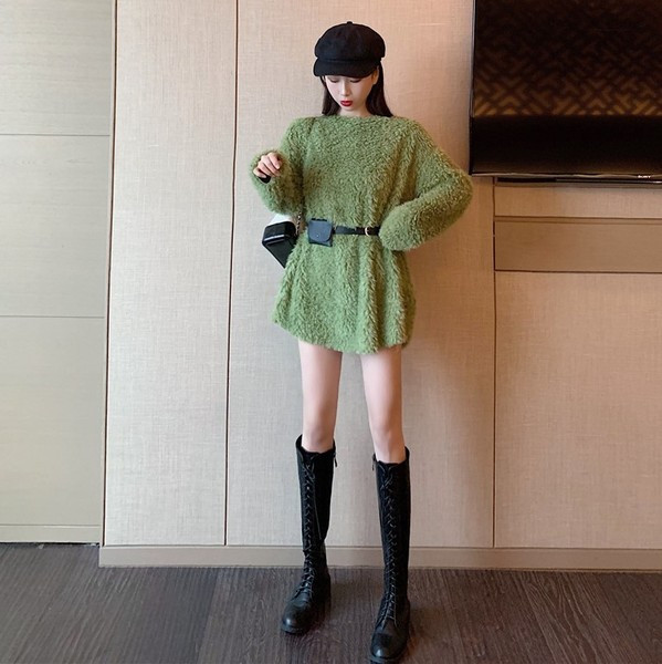 Γυναικείο βελούδινο πουλόβερ σε λευκό και πράσινο χρώμα με ζώνη και μακρύ μανίκι