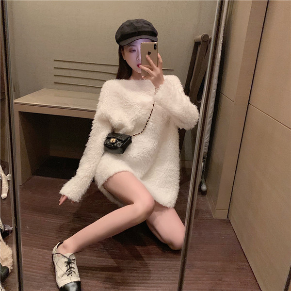 Γυναικείο βελούδινο πουλόβερ σε λευκό και πράσινο χρώμα με ζώνη και μακρύ μανίκι