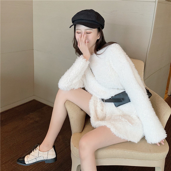 Γυναικείο βελούδινο πουλόβερ σε λευκό και πράσινο χρώμα με ζώνη και μακρύ μανίκι