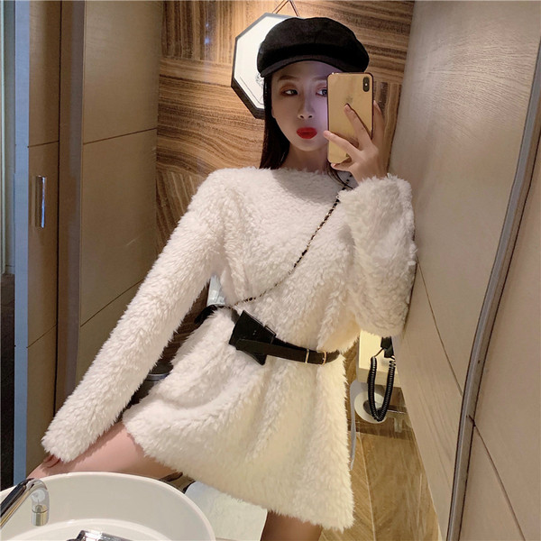 Γυναικείο βελούδινο πουλόβερ σε λευκό και πράσινο χρώμα με ζώνη και μακρύ μανίκι