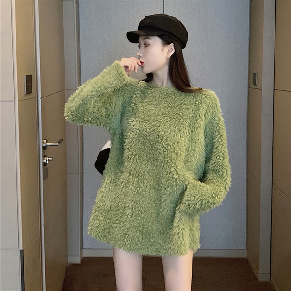 Γυναικείο βελούδινο πουλόβερ σε λευκό και πράσινο χρώμα με ζώνη και μακρύ μανίκι