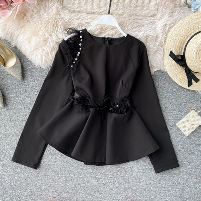 Bluză de damă modernă cu decolteu oval și perle în alb și negru