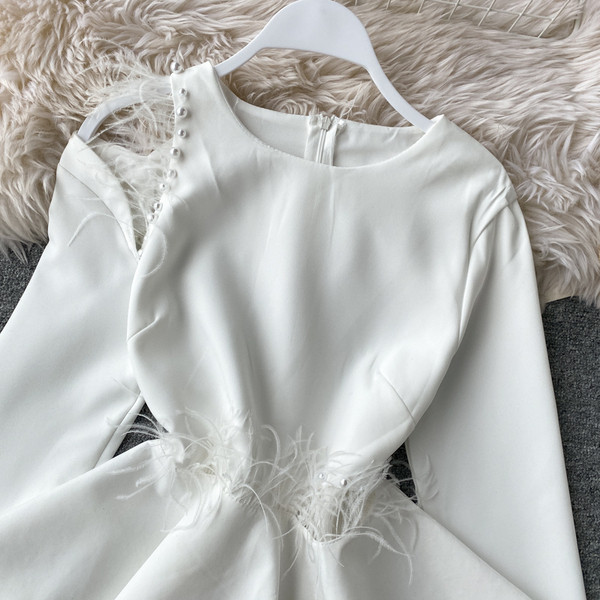 Bluză de damă modernă cu decolteu oval și perle în alb și negru