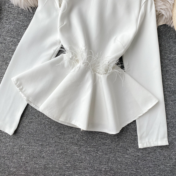 Bluză de damă modernă cu decolteu oval și perle în alb și negru