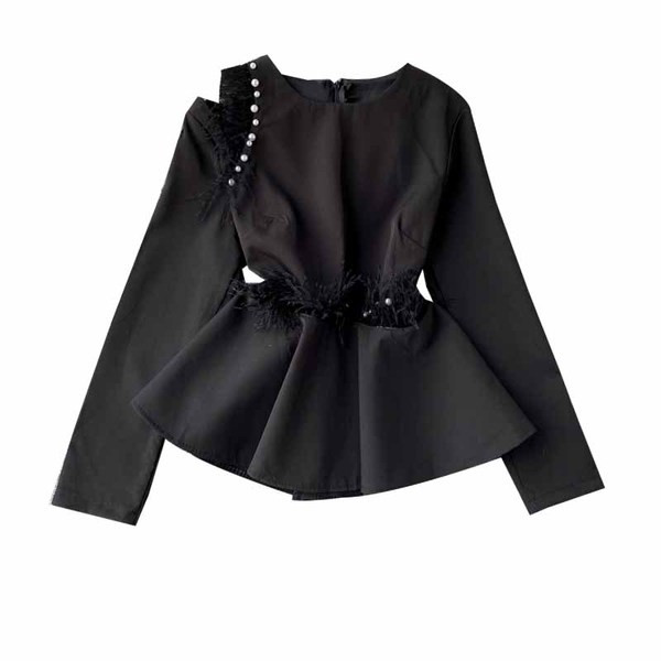 Bluză de damă modernă cu decolteu oval și perle în alb și negru