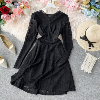 Γυναικείο μοντέρνο δαντελένιο φόρεμα  με λαιμόκοψη στο λευκό, μαύρο, μπεζ και ροζ χρώμα