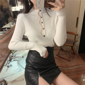 Γυναικείο πουλόβερ σε μαύρο και άσπρο χρώμα με ημικύκλιο γιακά και κουμπιά