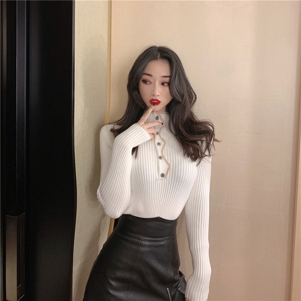 Γυναικείο πουλόβερ σε μαύρο και άσπρο χρώμα με ημικύκλιο γιακά και κουμπιά