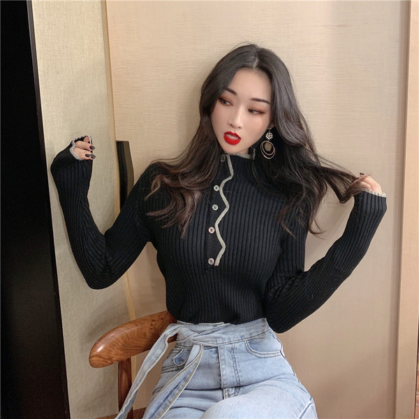 Γυναικείο πουλόβερ σε μαύρο και άσπρο χρώμα με ημικύκλιο γιακά και κουμπιά