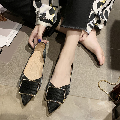 Дамски ежедневни обувки от еко кожа заострен модел с катарама и декорация - камъни в черен,бежов и жълт цвят