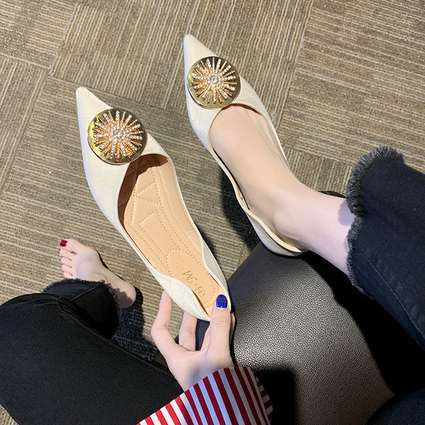 Alkalmi női cipő hegyes modell fém díszítéssel bézs, rózsaszín és zöld színben