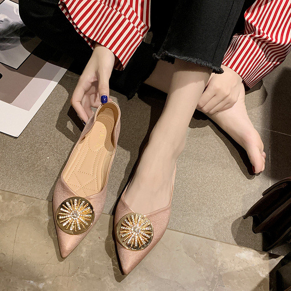 Alkalmi női cipő hegyes modell fém díszítéssel bézs, rózsaszín és zöld színben