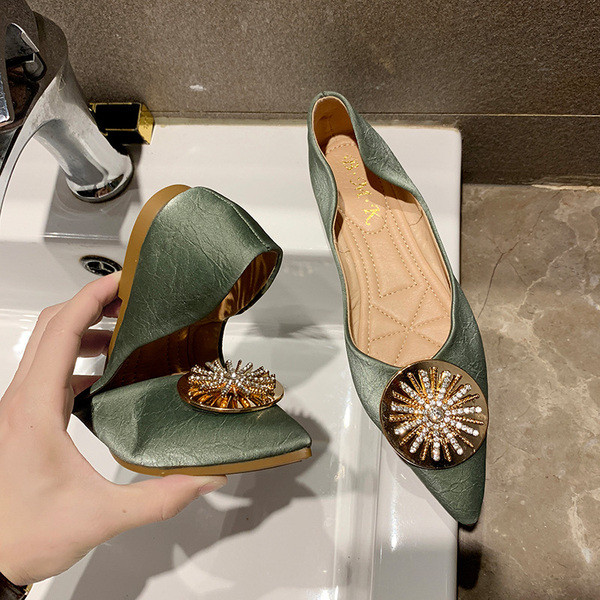 Alkalmi női cipő hegyes modell fém díszítéssel bézs, rózsaszín és zöld színben