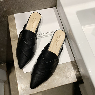 Casual γυναικείες παντόφλες σε οικολογικό δέρμα μυτερό σχέδιο σε λευκό και μαύρο χρώμα