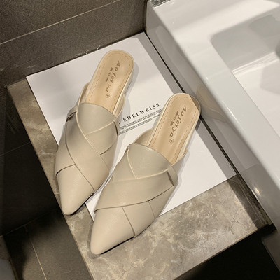 Casual γυναικείες παντόφλες σε οικολογικό δέρμα μυτερό σχέδιο σε λευκό και μαύρο χρώμα