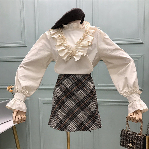 Μοντέρνο γυναικείο πουκάμισο με κολάρο και μανίκι λωτού σε λευκό, μπεζ και πράσινο χρώμα