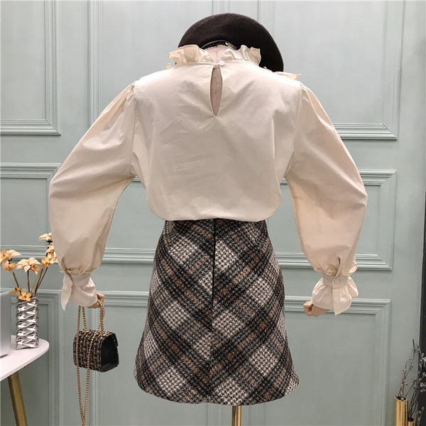 Μοντέρνο γυναικείο πουκάμισο με κολάρο και μανίκι λωτού σε λευκό, μπεζ και πράσινο χρώμα