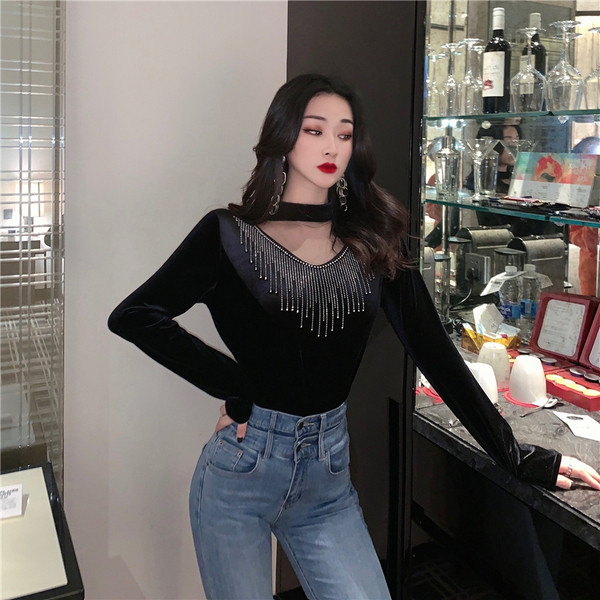 Modern női blúz fekete színben kövekkel és hosszú ujjal