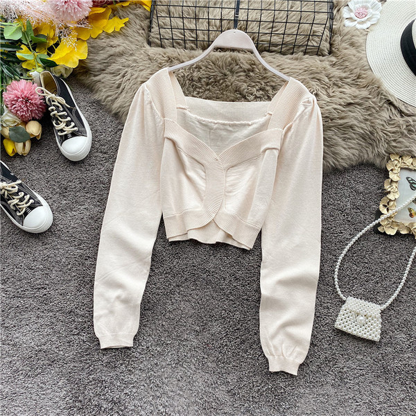 Μοντέρνα κοντή γυναικεία πλεκτή μπλούζα  με τετράγωνο λαιμόκοψη και μακρύ μανίκι σε πολλαπλά χρώματα