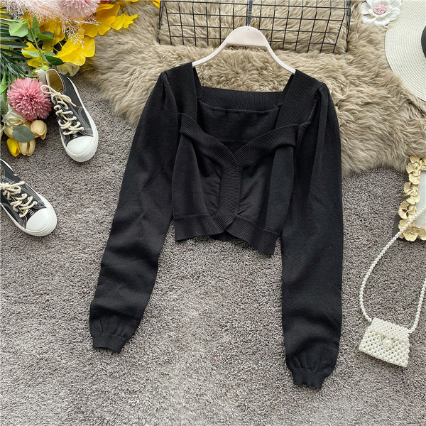 Μοντέρνα κοντή γυναικεία πλεκτή μπλούζα  με τετράγωνο λαιμόκοψη και μακρύ μανίκι σε πολλαπλά χρώματα