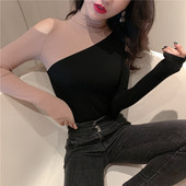 Καθημερινή γυναικεία μπλούζα σε δύο χρώματα με γυμνά ώμοι και κολάρο