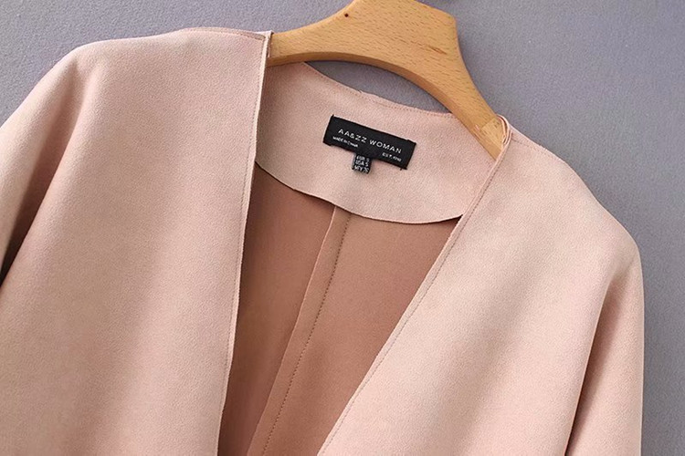 Modern női tavaszi-őszi kabát öko velúrból fém elemekkel és rózsaszín övvel