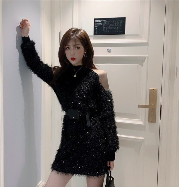 Rochie moderna de dama in alb si negru cu curea si ciucuri