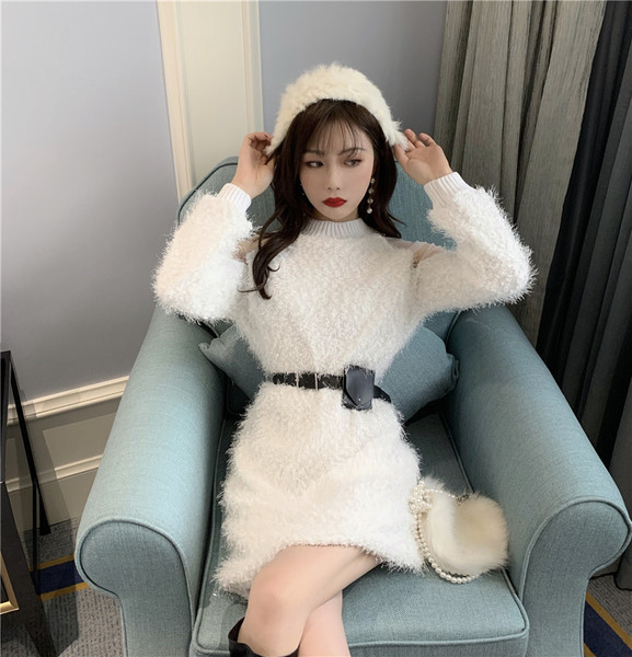 Rochie moderna de dama in alb si negru cu curea si ciucuri