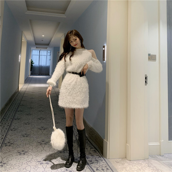 Rochie moderna de dama in alb si negru cu curea si ciucuri