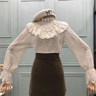 Γυναικεία δαντελένια μπλούζα με ψηλό γιακά και μανίκια λωτού σε μπεζ και μαύρο χρώμα