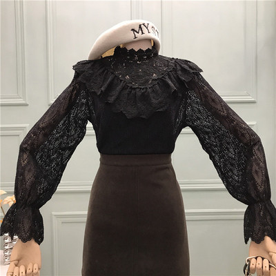 Γυναικεία δαντελένια μπλούζα με ψηλό γιακά και μανίκια λωτού σε μπεζ και μαύρο χρώμα