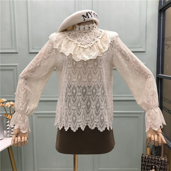 Γυναικεία δαντελένια μπλούζα με ψηλό γιακά και μανίκια λωτού σε μπεζ και μαύρο χρώμα