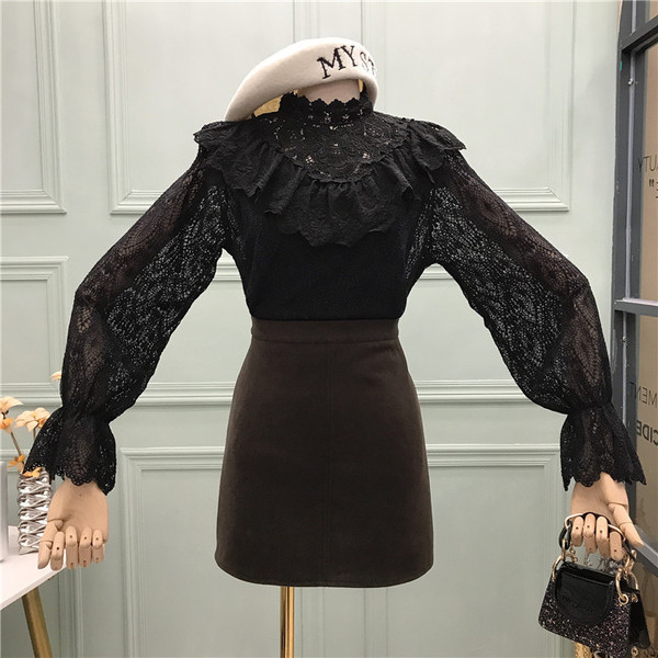 Γυναικεία δαντελένια μπλούζα με ψηλό γιακά και μανίκια λωτού σε μπεζ και μαύρο χρώμα