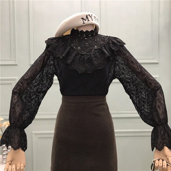 Γυναικεία δαντελένια μπλούζα με ψηλό γιακά και μανίκια λωτού σε μπεζ και μαύρο χρώμα