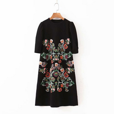 Fekete színű, virágos hímzéssel ellátott rövid női ruha puffos ujjakkal