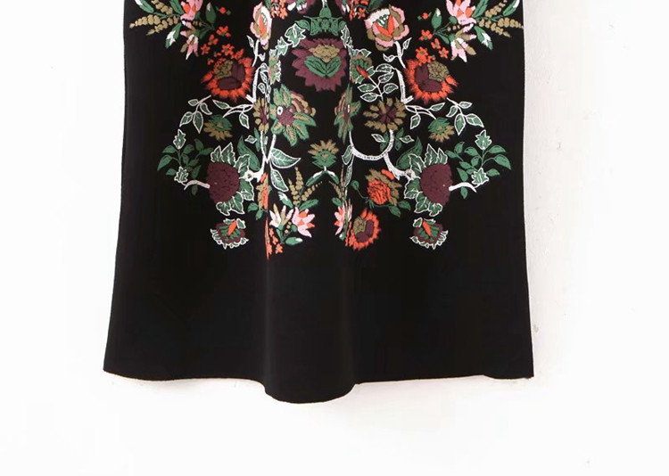 Fekete színű, virágos hímzéssel ellátott rövid női ruha puffos ujjakkal