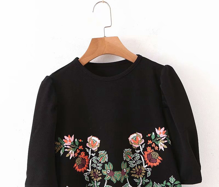 Fekete színű, virágos hímzéssel ellátott rövid női ruha puffos ujjakkal