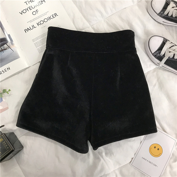 Casual γυναικεία σορτς σε βελούδο - μαύρο χρώμα