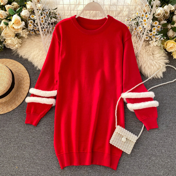 Γυναικείο μακρύ πουλόβερ με στρογγυλή λαιμόκοψη και στοιχείο γούνα σε μαύρο και κόκκινο χρώμα