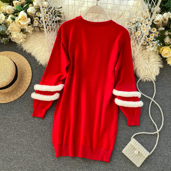 Γυναικείο μακρύ πουλόβερ με στρογγυλή λαιμόκοψη και στοιχείο γούνα σε μαύρο και κόκκινο χρώμα