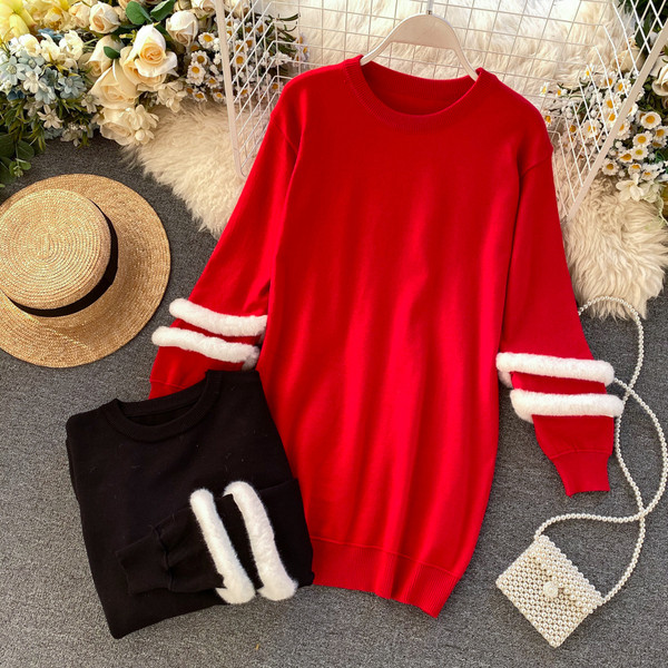 Γυναικείο μακρύ πουλόβερ με στρογγυλή λαιμόκοψη και στοιχείο γούνα σε μαύρο και κόκκινο χρώμα