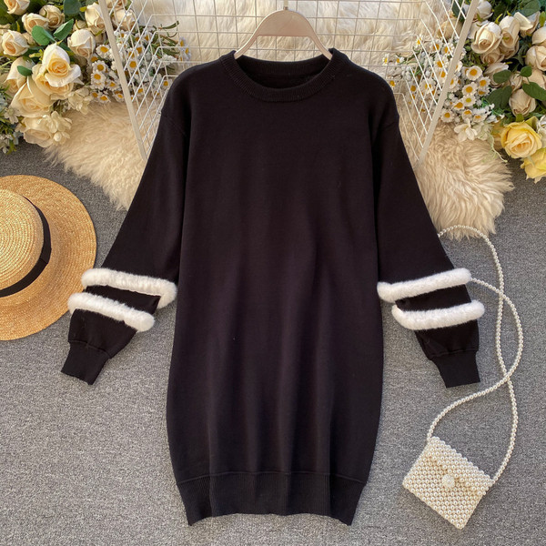 Γυναικείο μακρύ πουλόβερ με στρογγυλή λαιμόκοψη και στοιχείο γούνα σε μαύρο και κόκκινο χρώμα