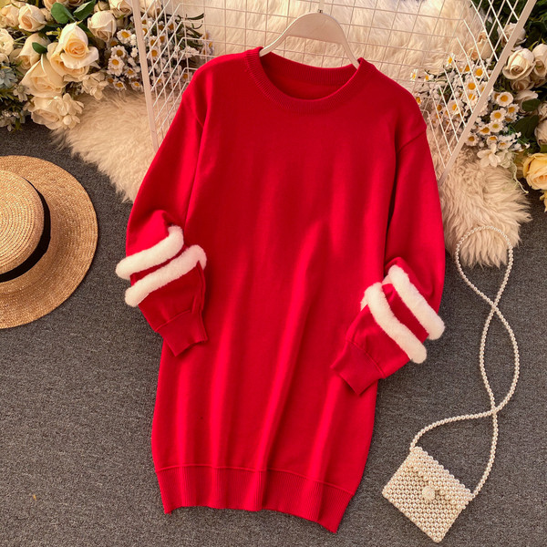 Γυναικείο μακρύ πουλόβερ με στρογγυλή λαιμόκοψη και στοιχείο γούνα σε μαύρο και κόκκινο χρώμα