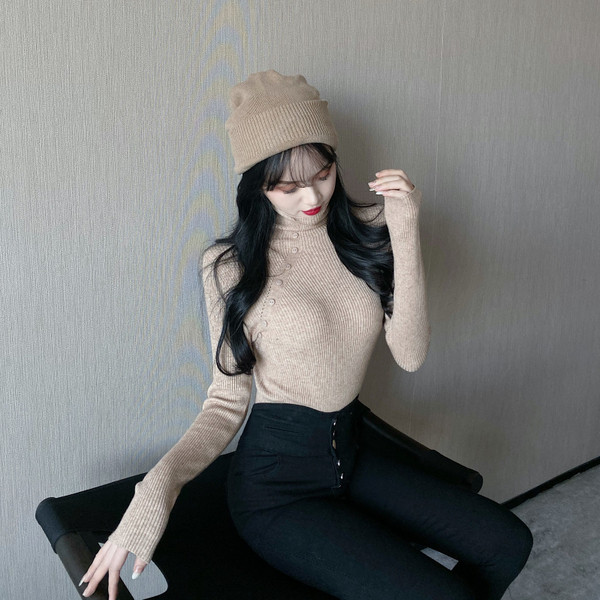 Καθημερινή γυναικεία μπλούζα σε τέσσερα χρώματα με κολάρο και κουμπιά 