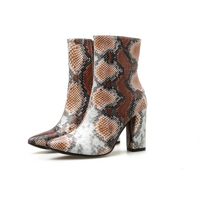Γυναικείες κομψές μπότες με εκτύπωση φιδιών και χοντρό τακούνι σε καφέ χρώμα