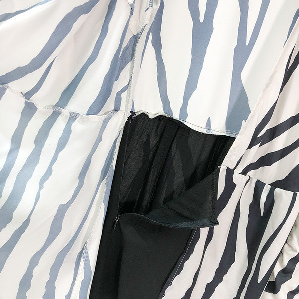 Σύντομο casual γυνικείο  φόρεμα με εκτύπωση ζέβρας και βαθύ λαιμόκομμα σε λευκό χρώμα