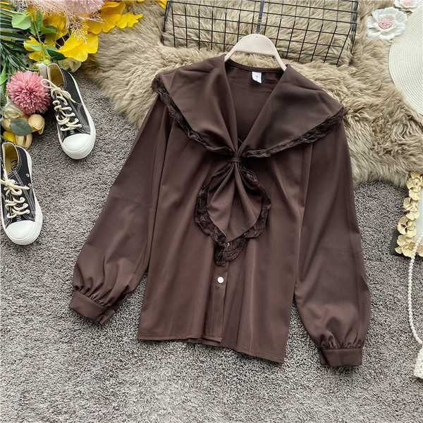 Μοντέρνο γυναικείο πουκάμισο με κουμπιά και δαντέλα σε λευκό, μαύρο, καφέ και μπορντό χρώμα