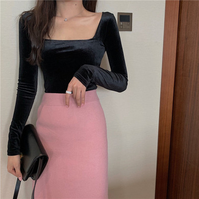 Μοντέρνα γυναικεία βελούδινη μπλούζα σε μαύρο και μοβ χρώμα με ένα τετράγωνο ντεκολτέ