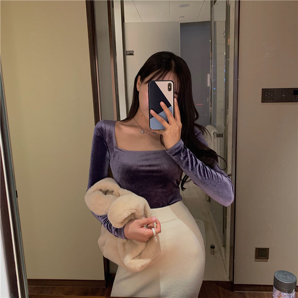 Μοντέρνα γυναικεία βελούδινη μπλούζα σε μαύρο και μοβ χρώμα με ένα τετράγωνο ντεκολτέ